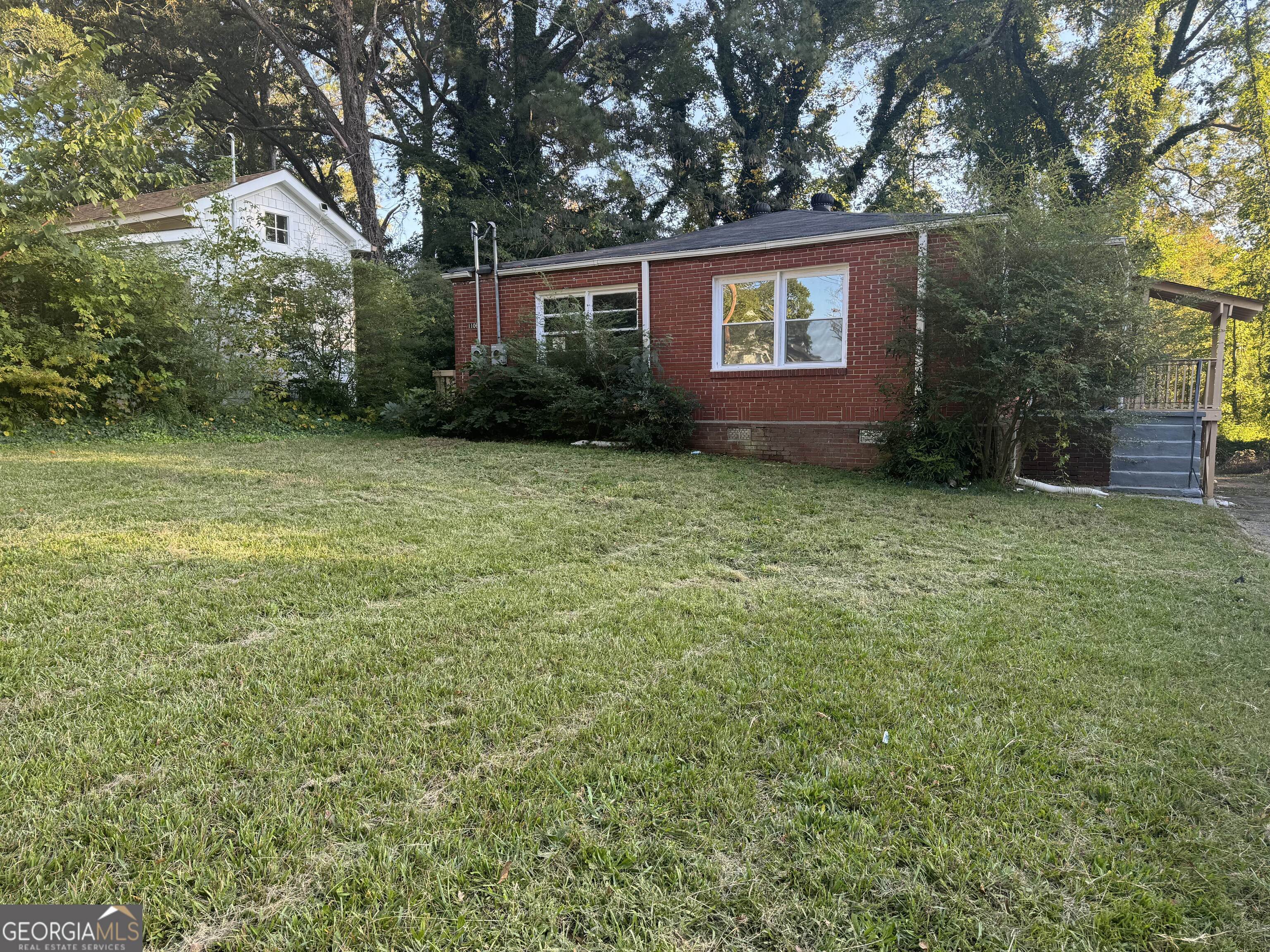 a view of a house with backyard and garden