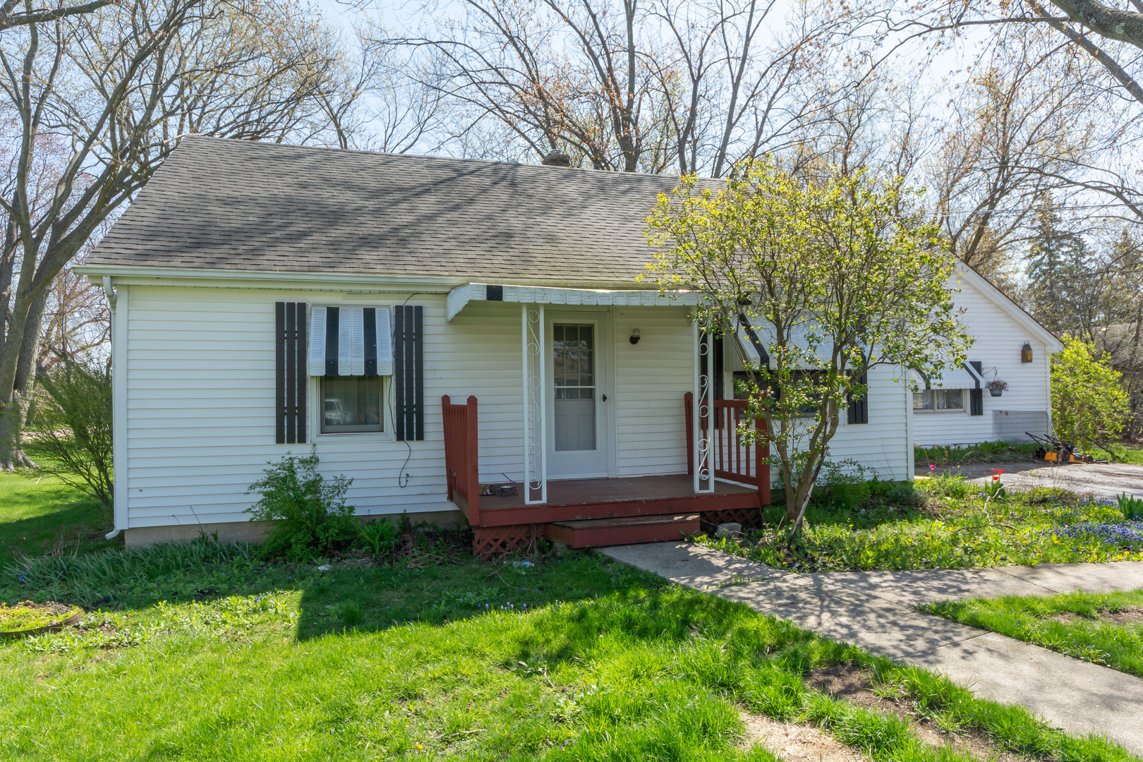 a view of a house with backyard and garden