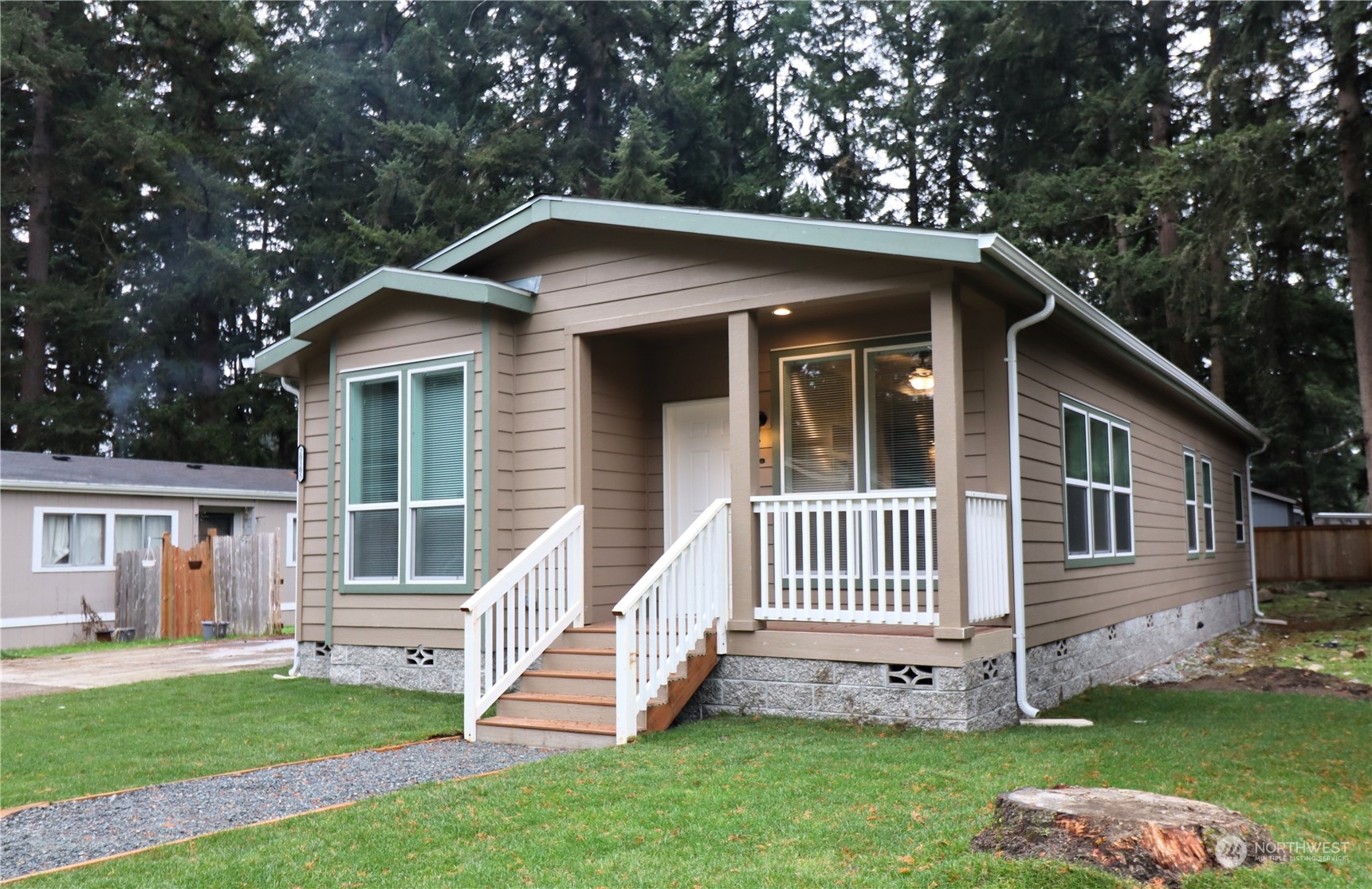 a view of a house with a yard