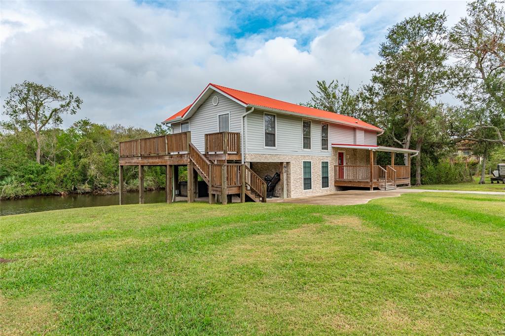 a view of a house with a yard