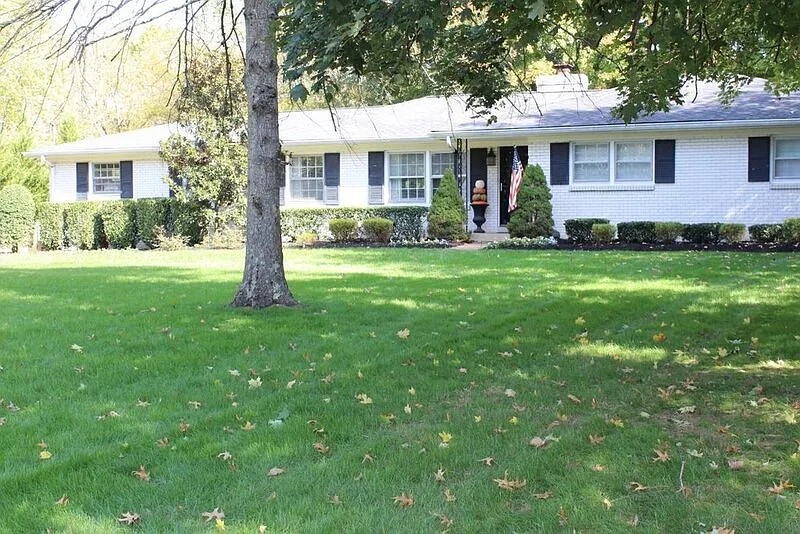 a view of a house with backyard and garden