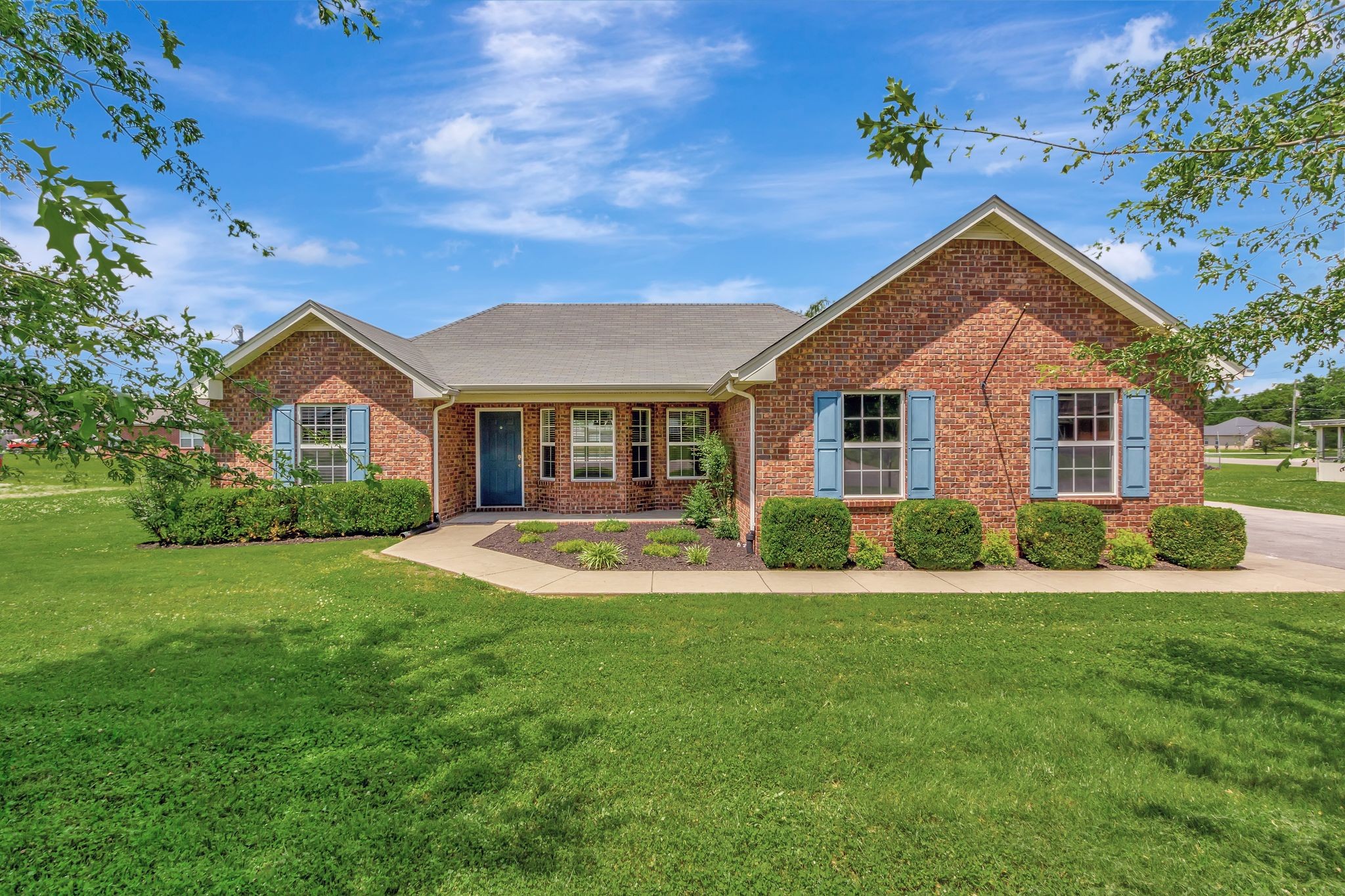 a view of a house with a yard