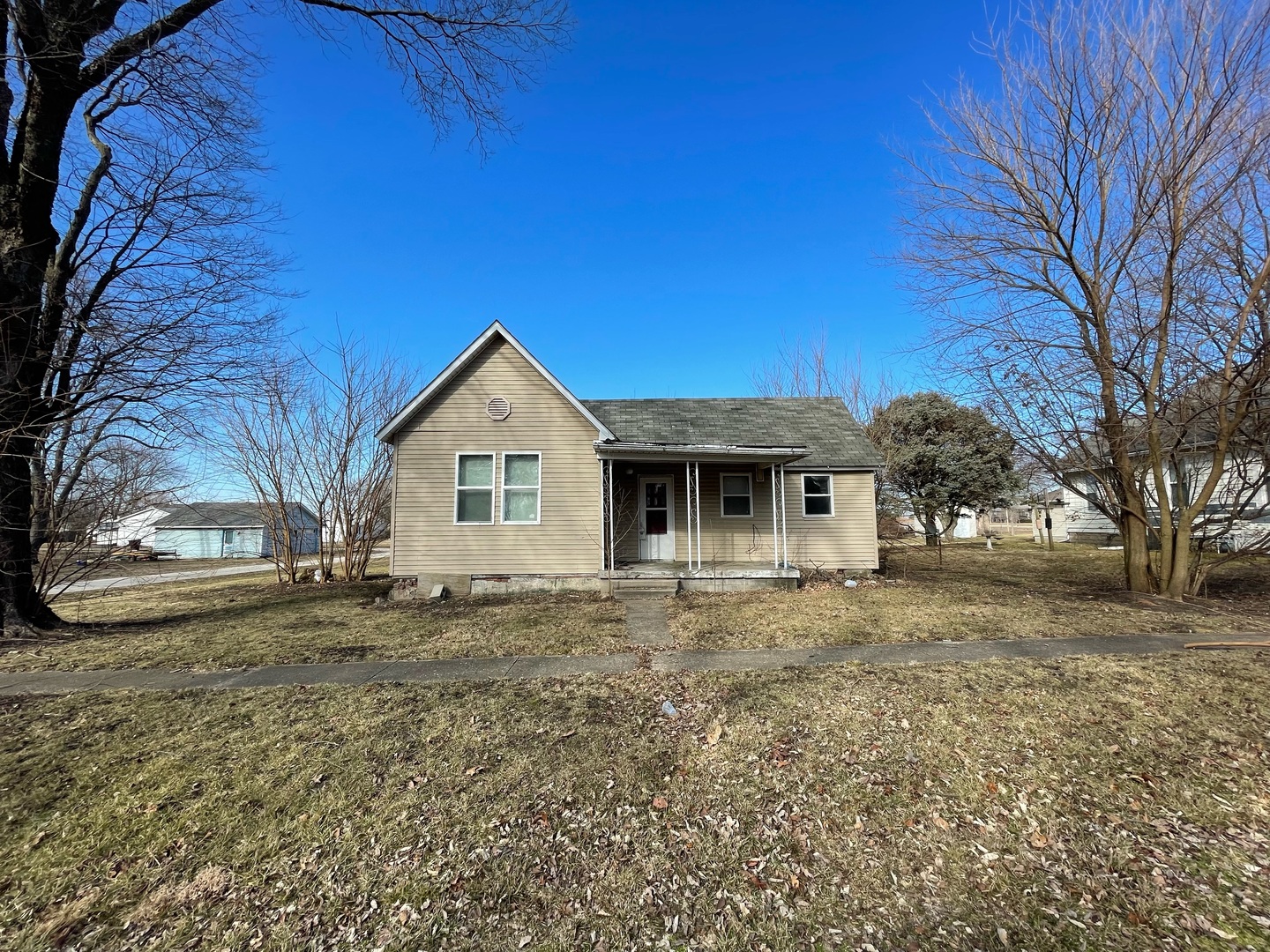 a view of a house with a yard