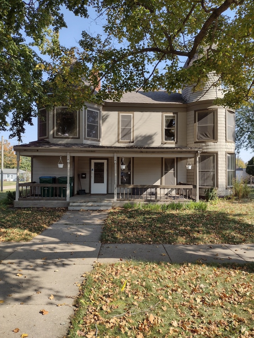 a view of a yard in front of a house