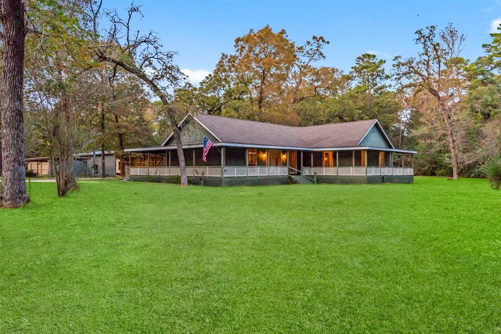 a view of house with a big yard