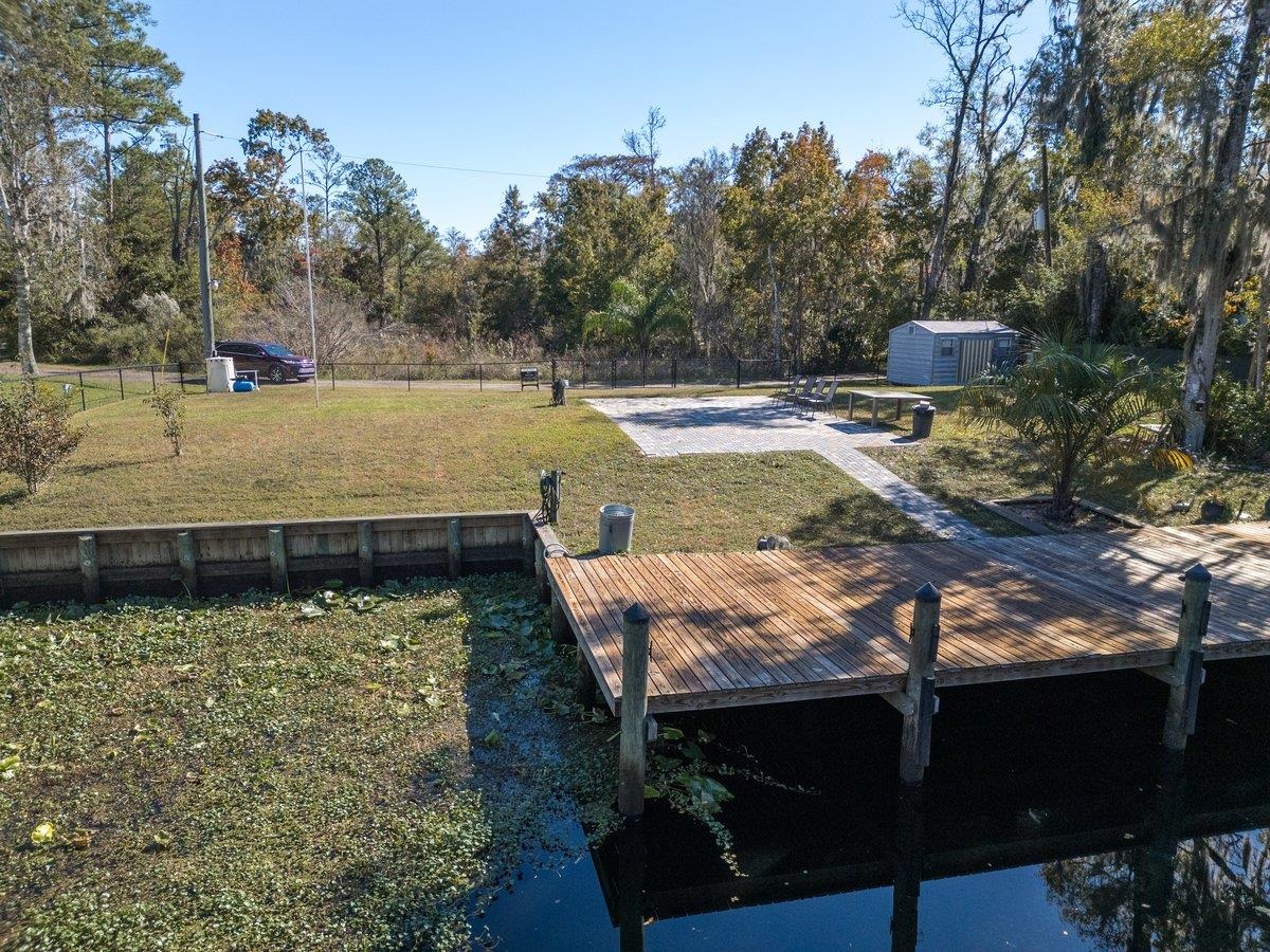 a view of a backyard