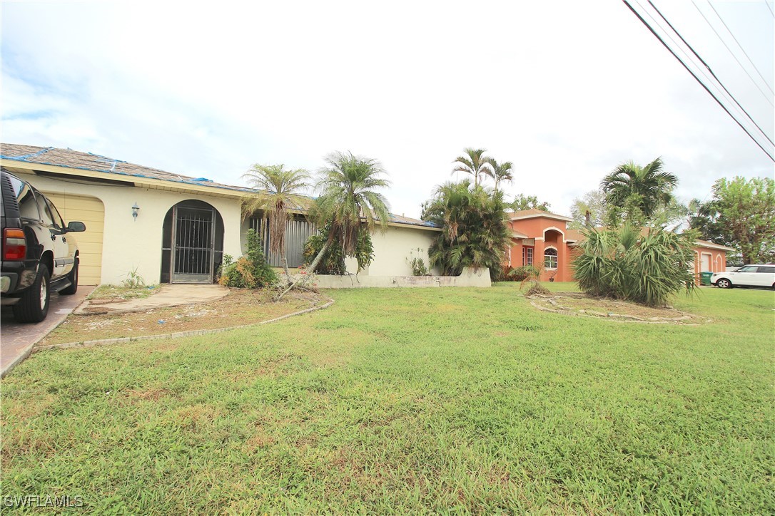 a view of a house with backyard and garden