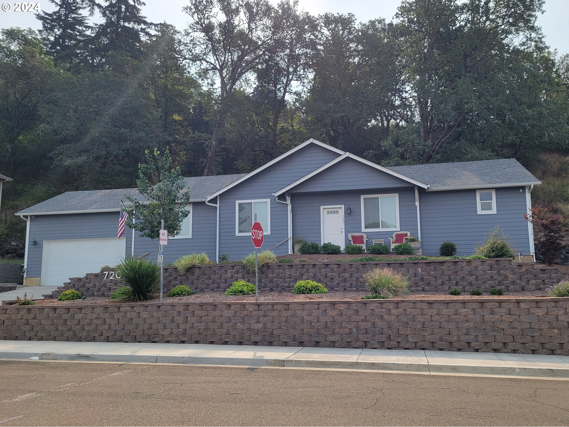 a front view of house with garage and yard