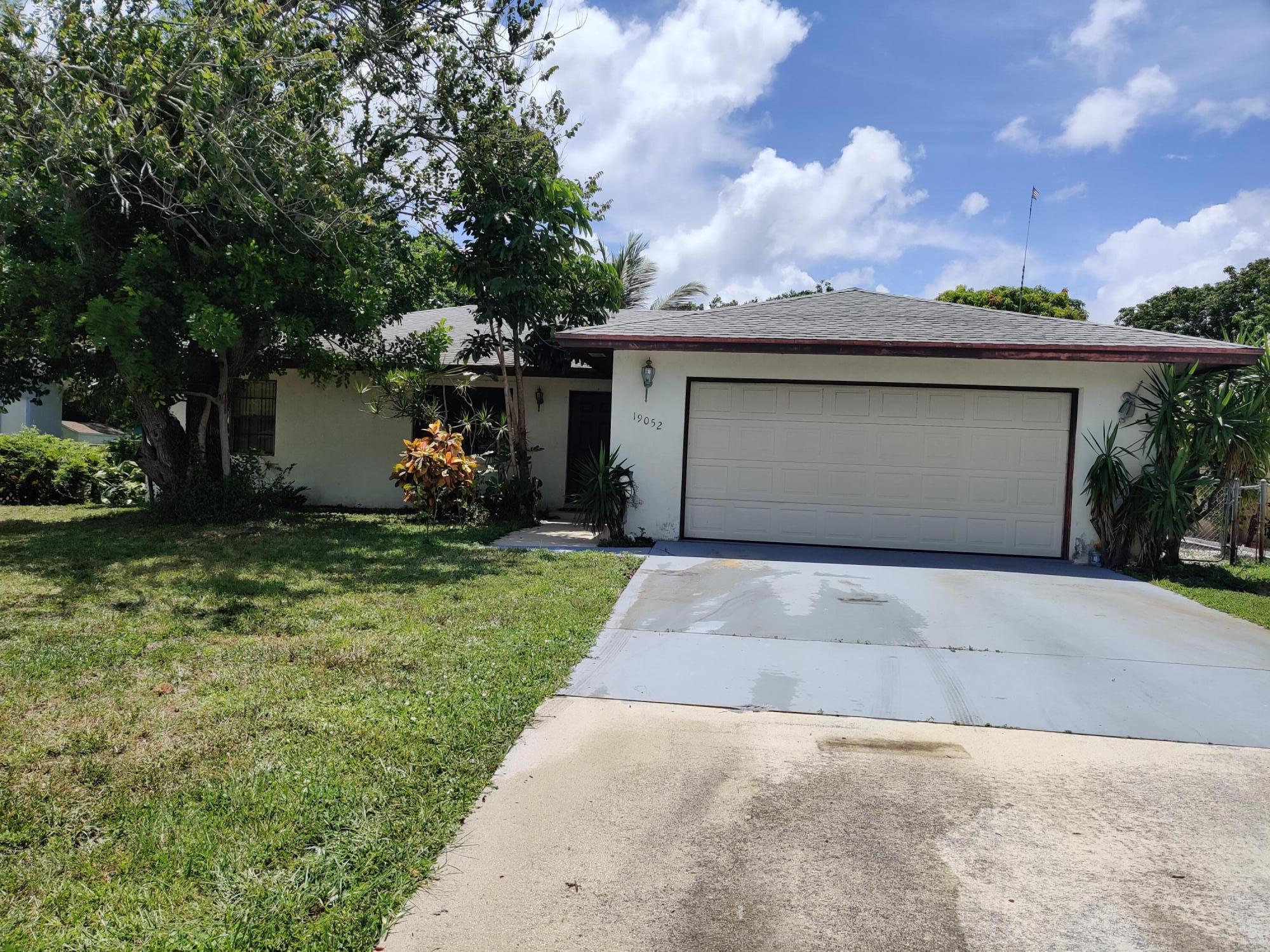 CBS home w/ 2 car garage