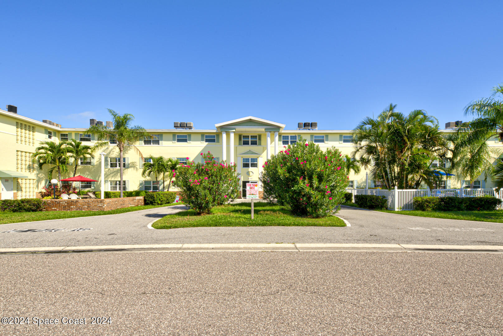 Colonial House Condominiums (1)