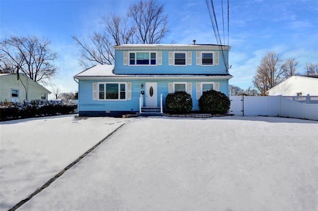 $689,900 | 1704 Pine Acres Boulevard | North Bay Shore