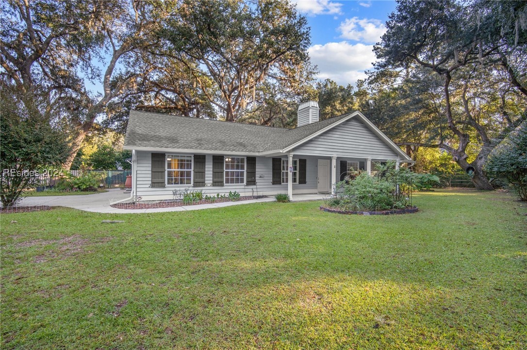 View of front facade featuring a front lawn