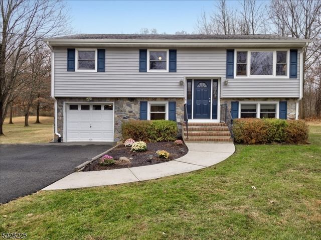 $575,000 | 207 Fox Hollow Road | Lebanon Township - Hunterdon County