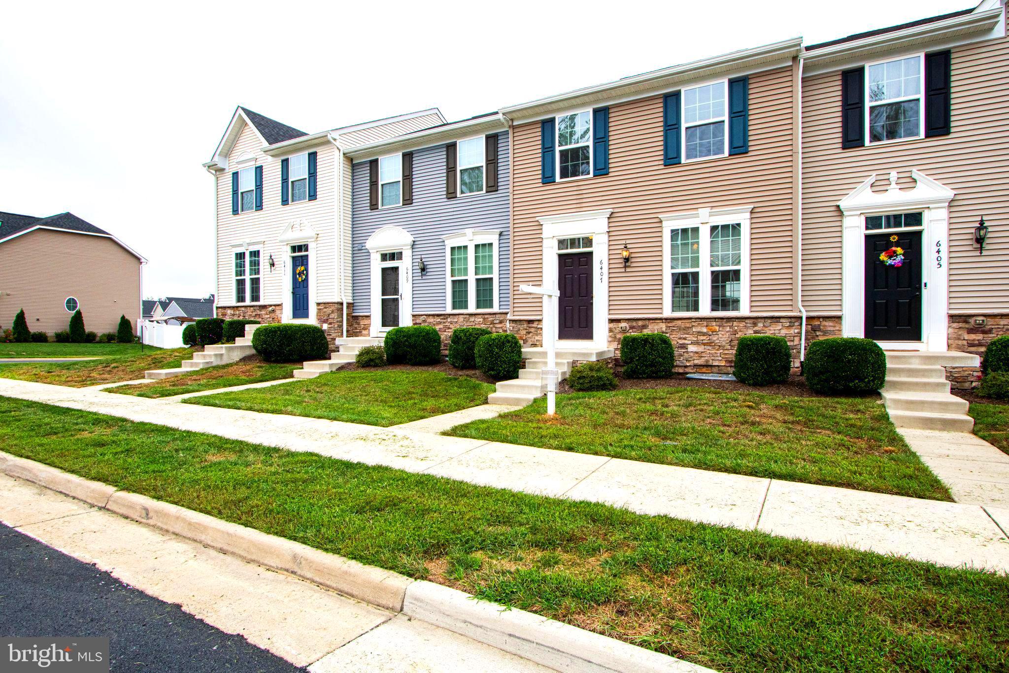 a view of house with yard