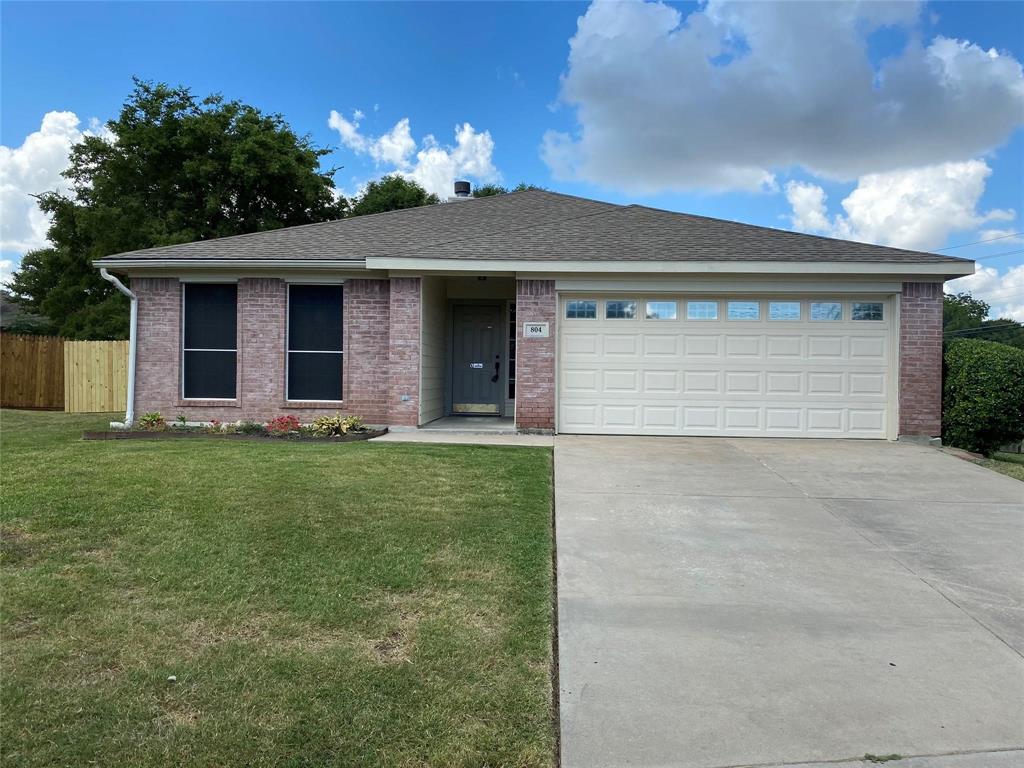 a front view of house with yard and garage