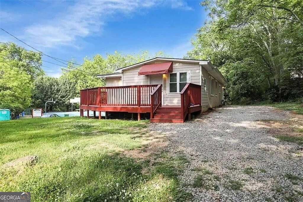 a view of a house with a yard