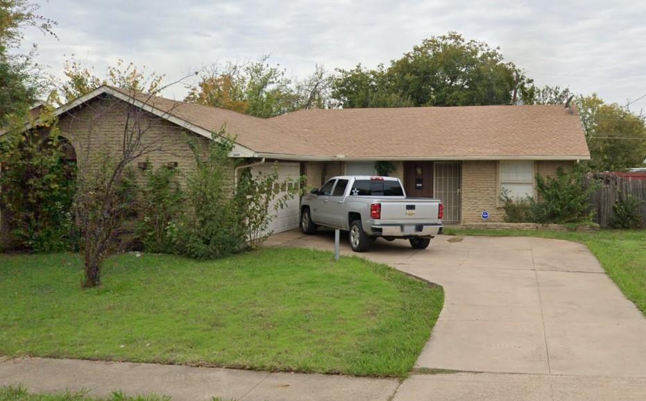 a view of a house with backyard