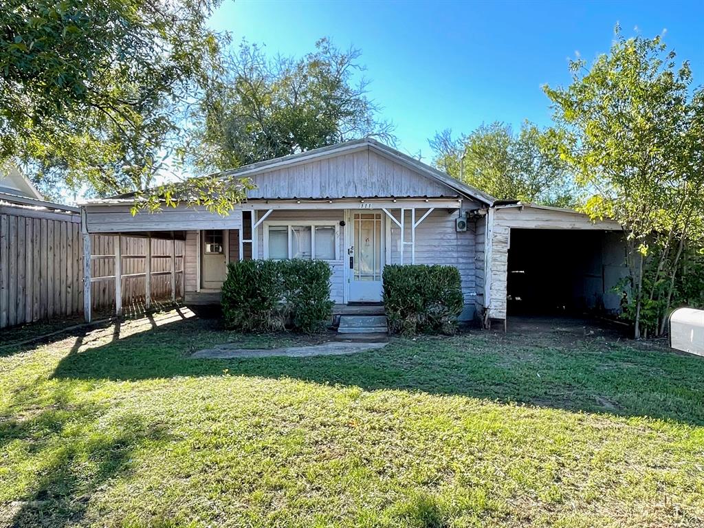 a view of a house with a yard and plants