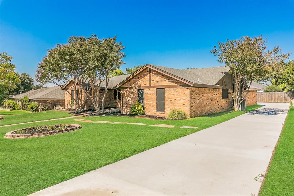 a view of a house with a yard