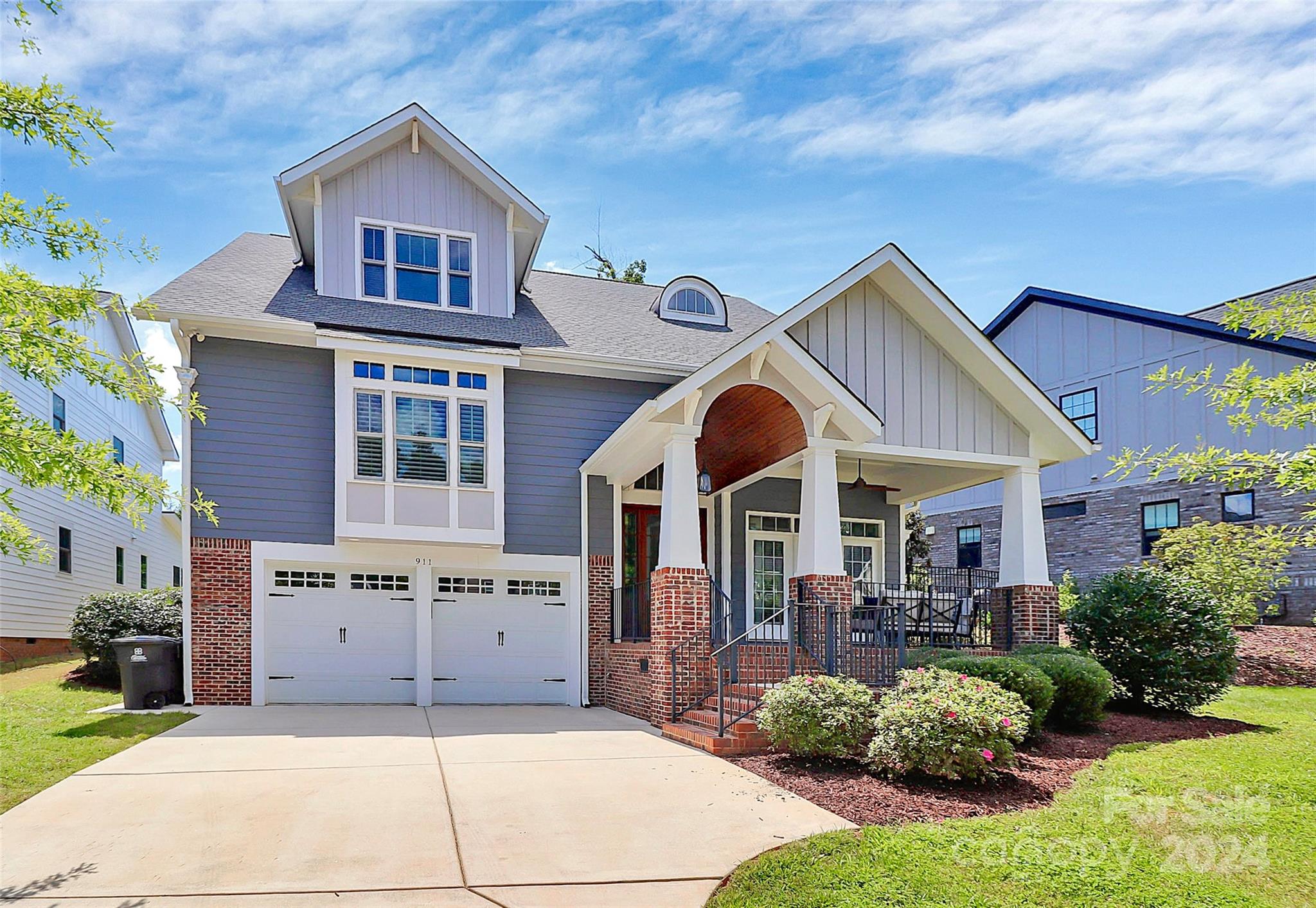 a view of a yard in front of house