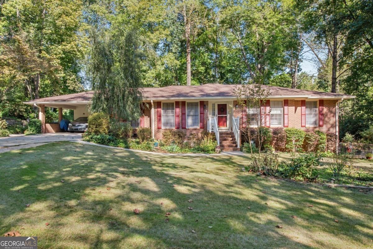 a view of house with front yard