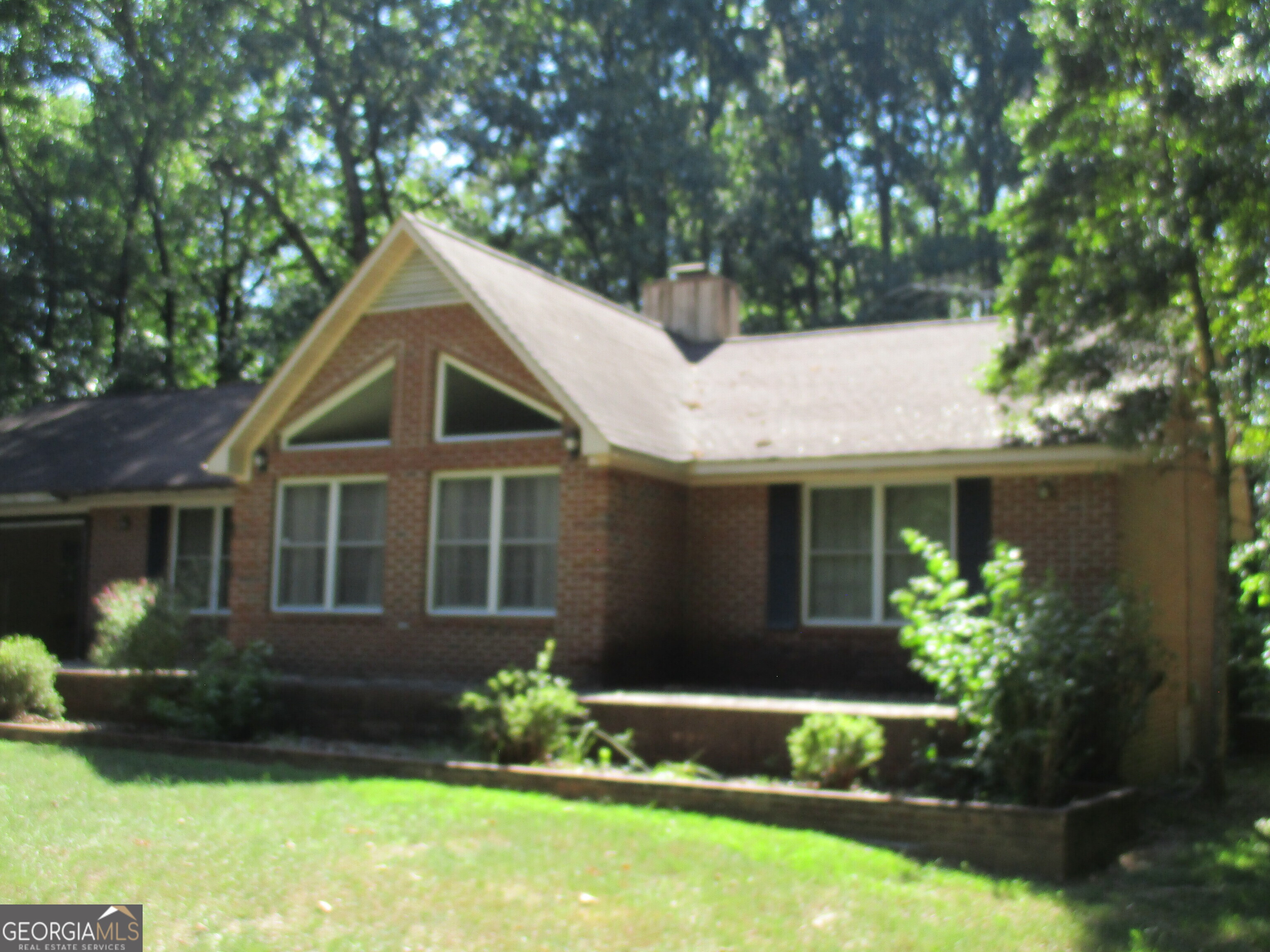 a view of a house with a yard and plants