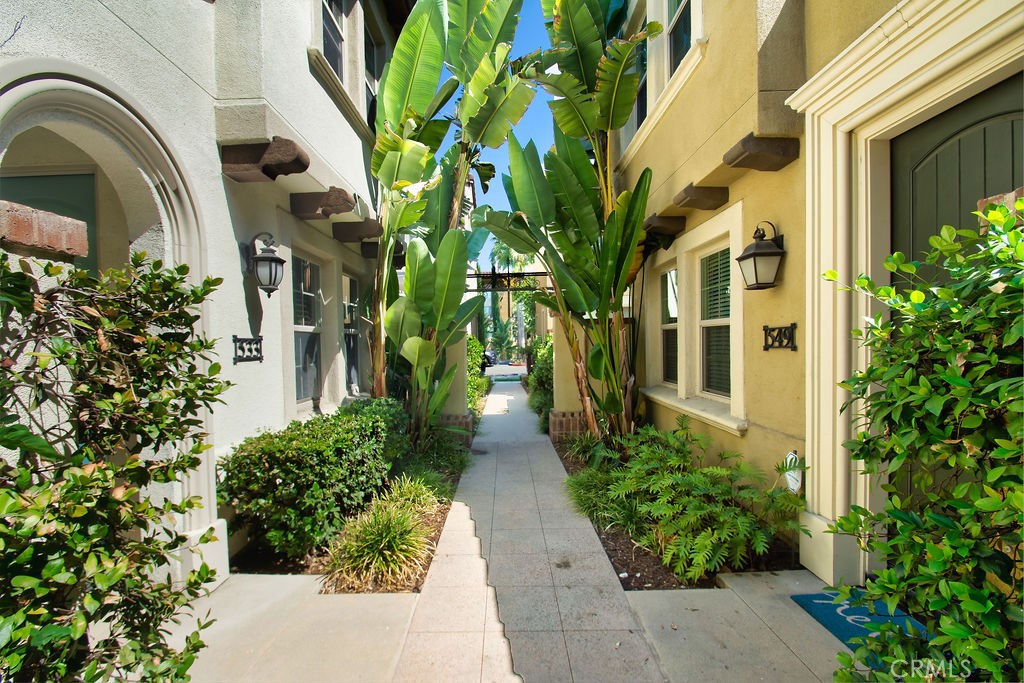 a view of entryway with garden