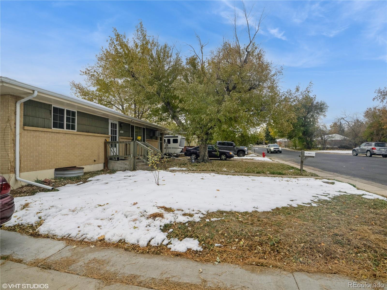 a view of a yard with a house