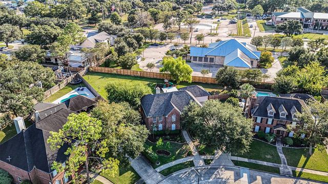 $632,500 | 916 Laurelfield Drive | Friendswood