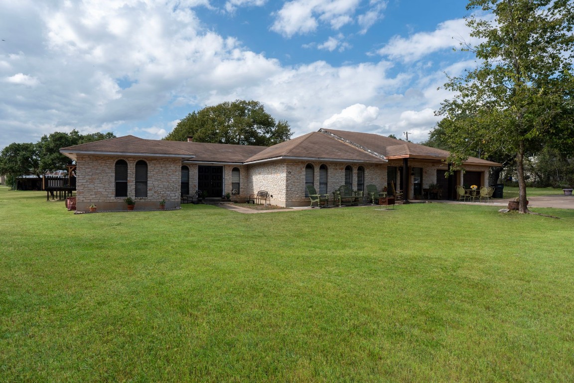 a view of a house with a backyard