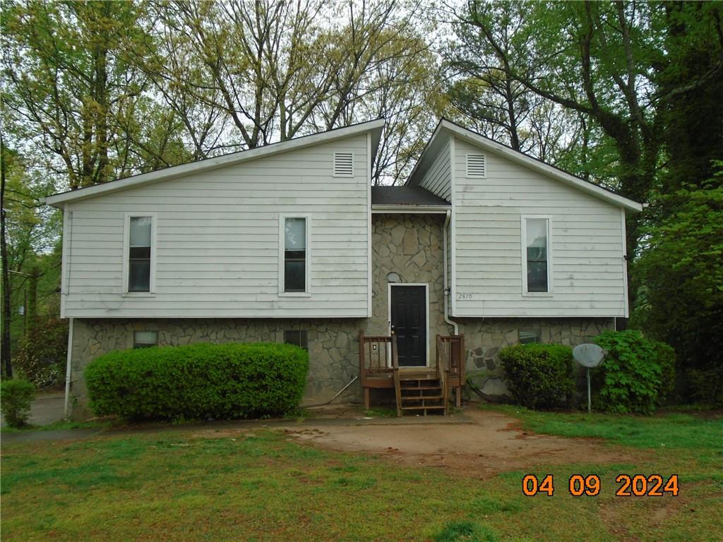 a view of a house with a backyard