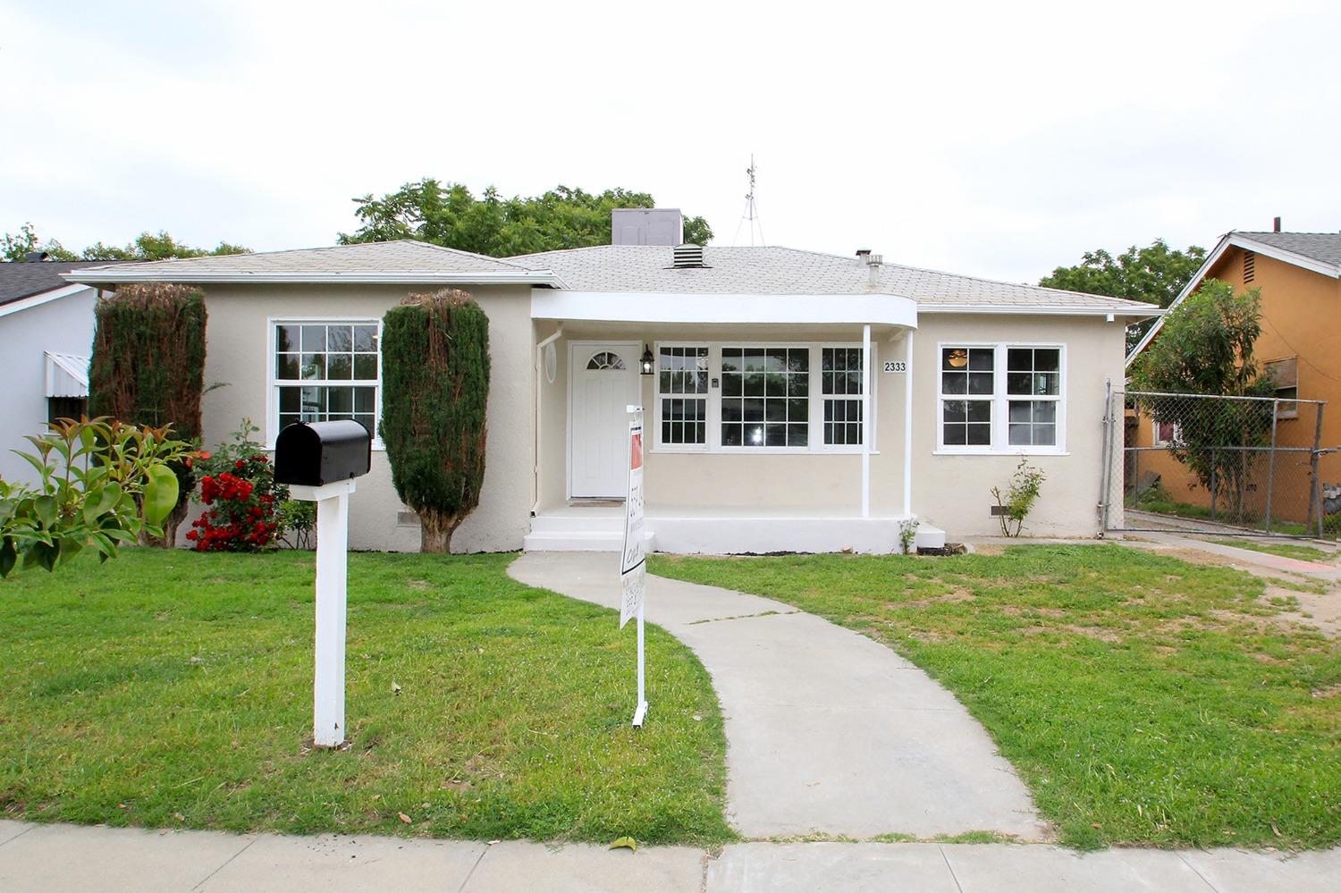 a view of a house with backyard