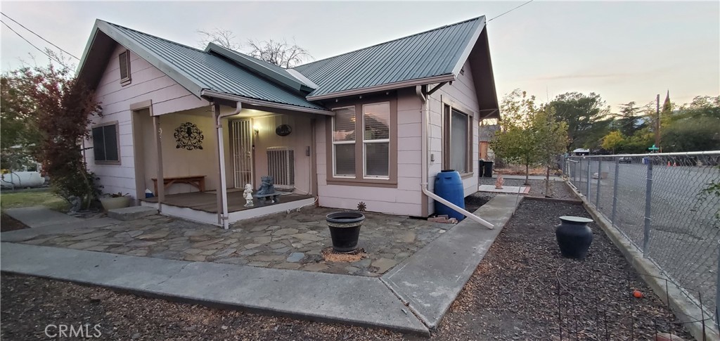 a view of a house with backyard