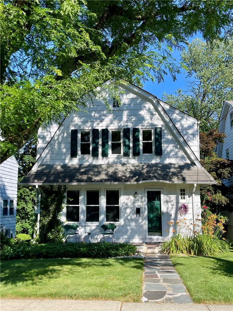 View of front facade featuring a front yard