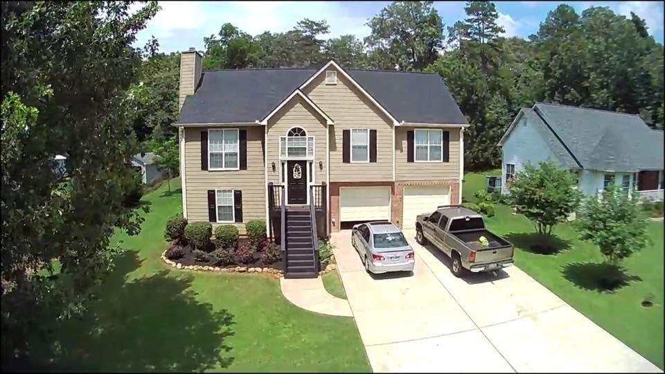 a view of a yard in front of house