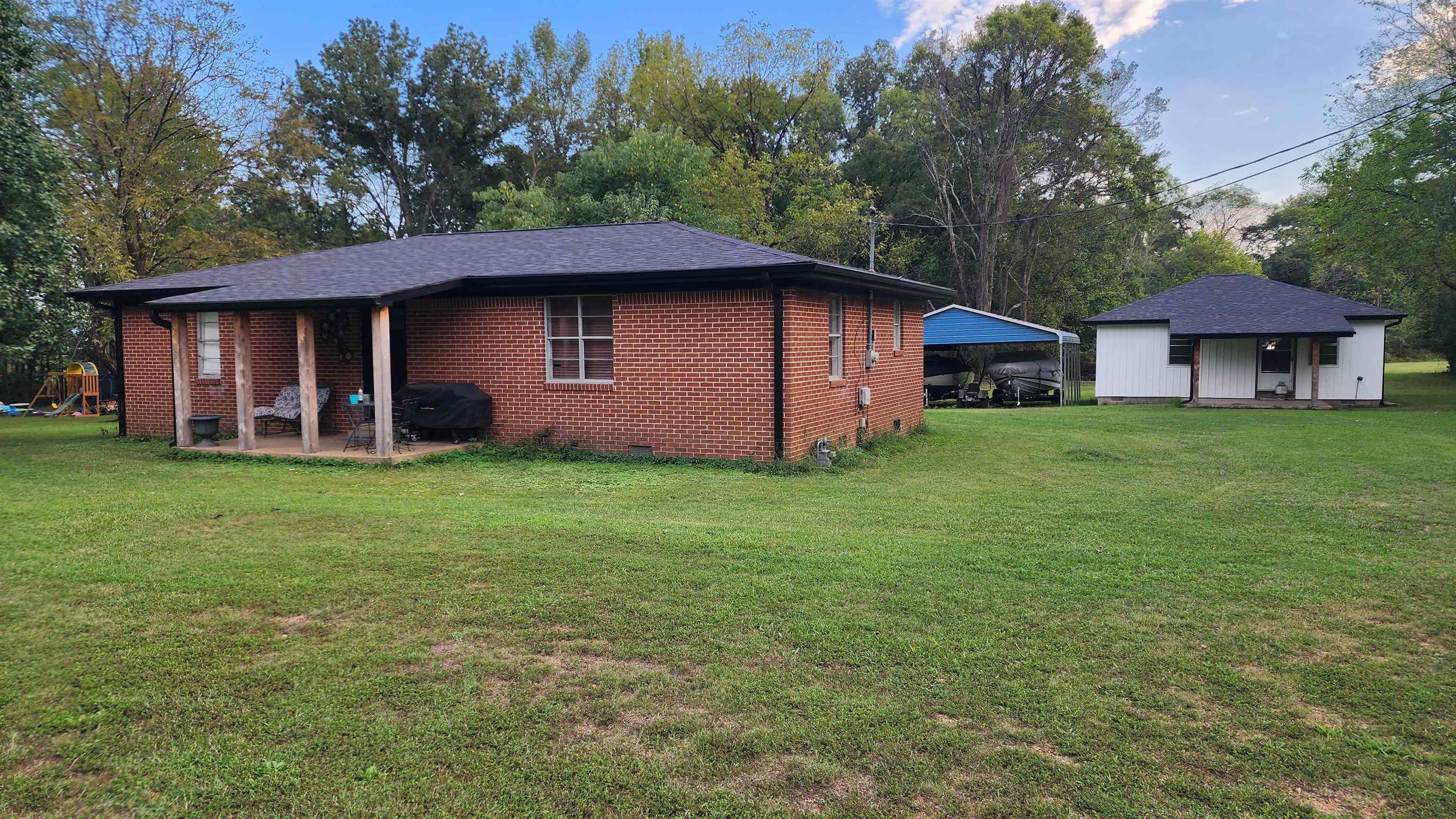 a view of a house with a yard