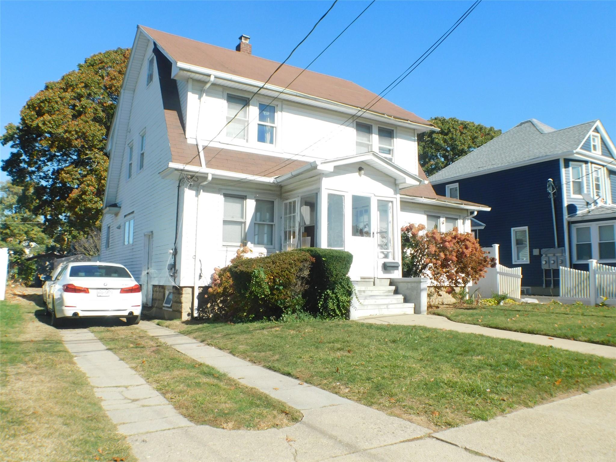 View of front of house featuring a front yard