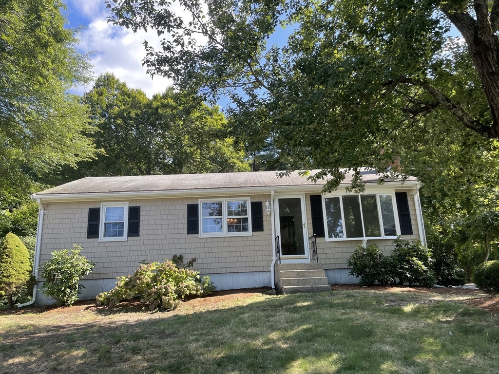 a view of a house with a yard