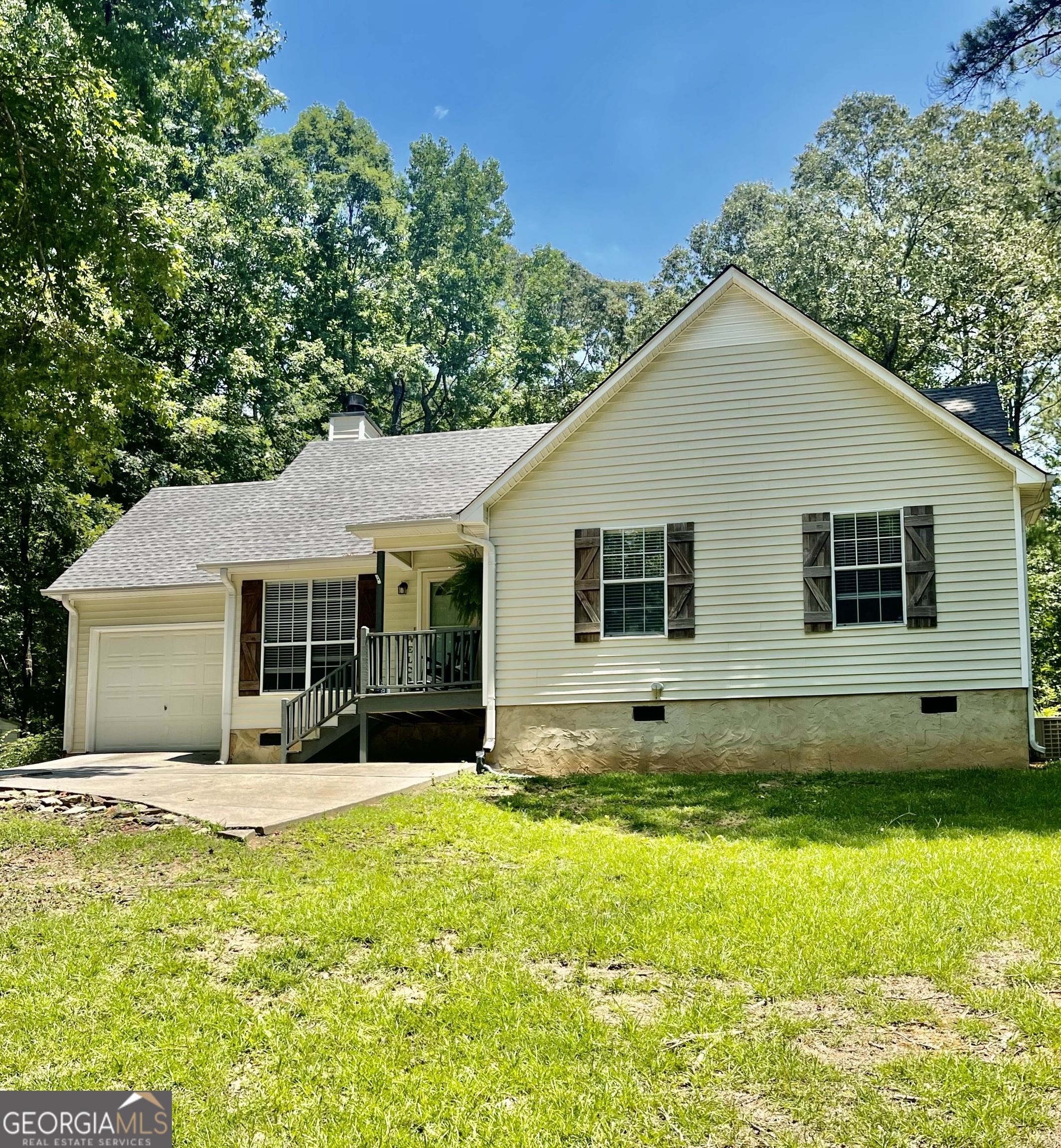 a view of a house with a yard