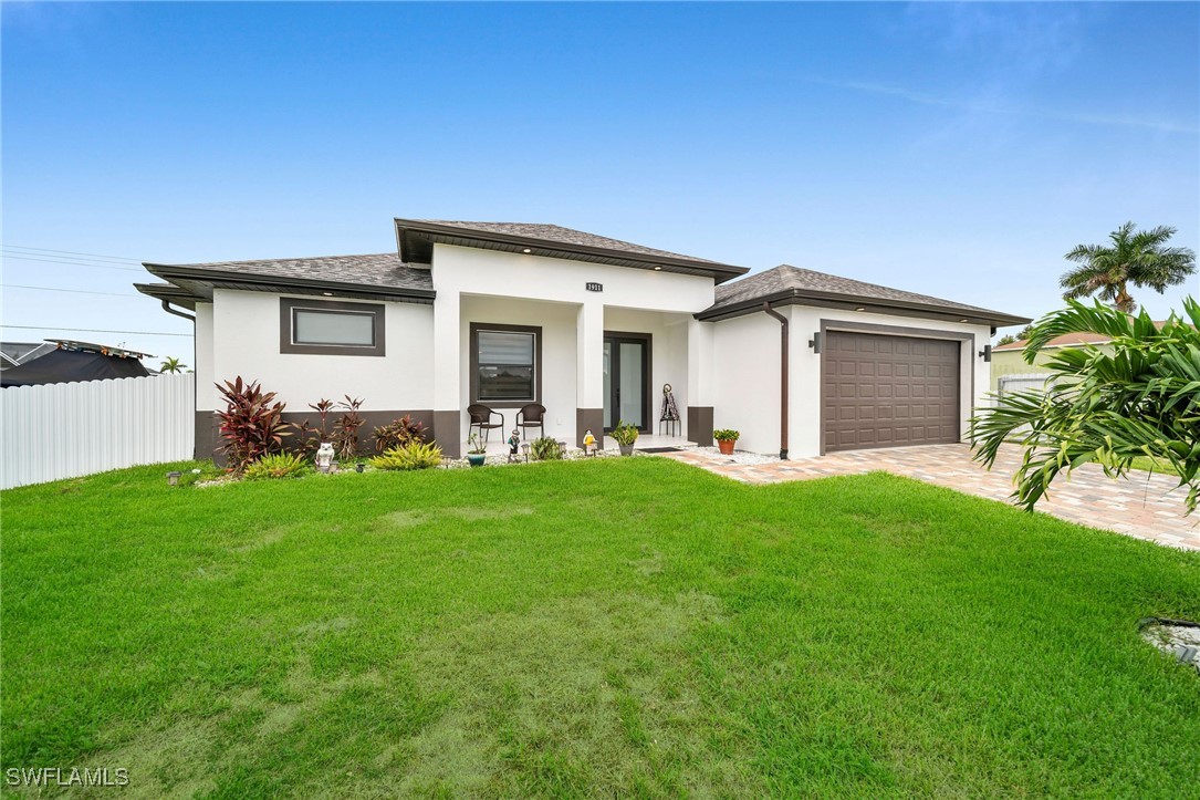 a view of a house with a backyard