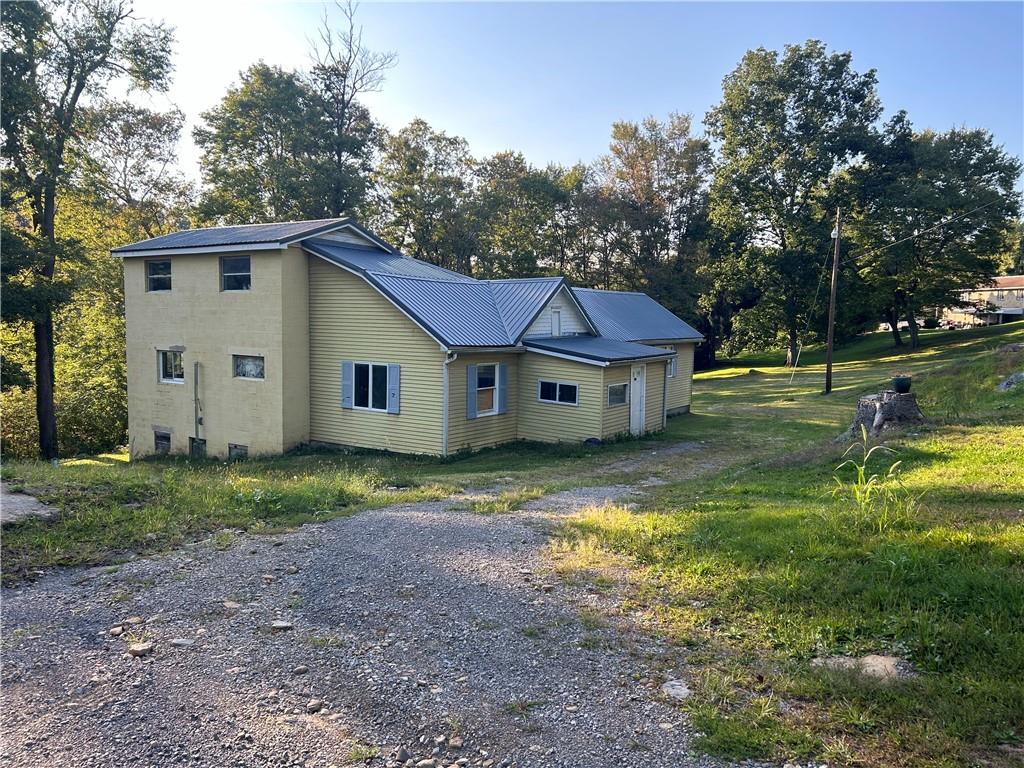 a view of a house with a yard