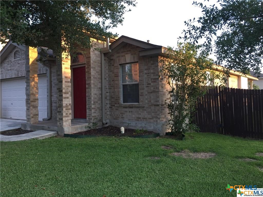 a view of house with a yard