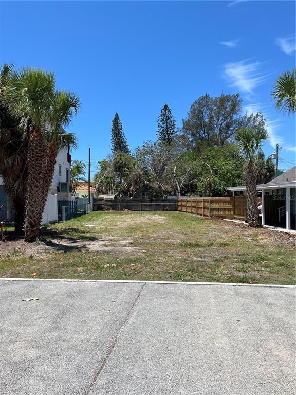 a view of a yard with a house