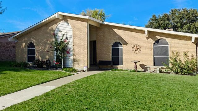 $295,000 | 770 Pinoak Drive | Grand Prairie