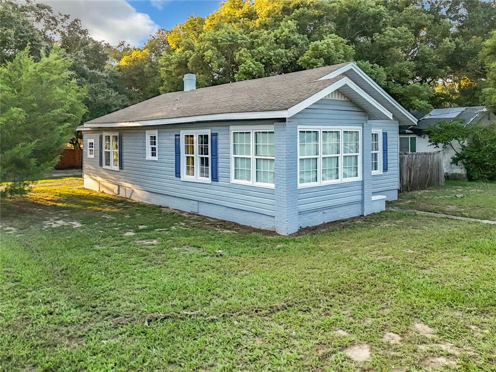 a view of a house with a yard