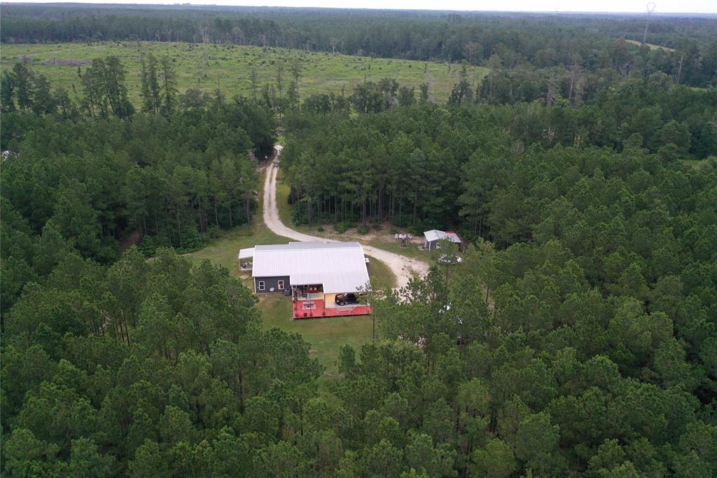 a view of a back yard