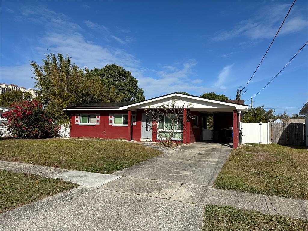 a view of a house with a yard