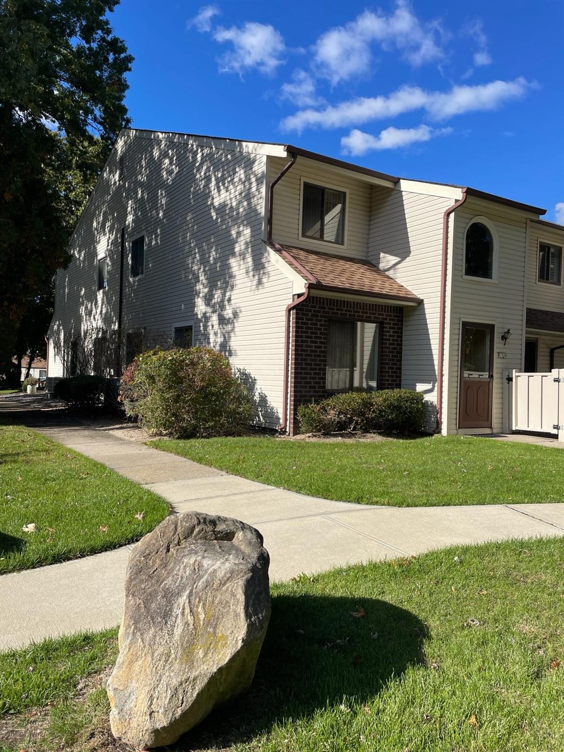 View of front of house featuring a front lawn