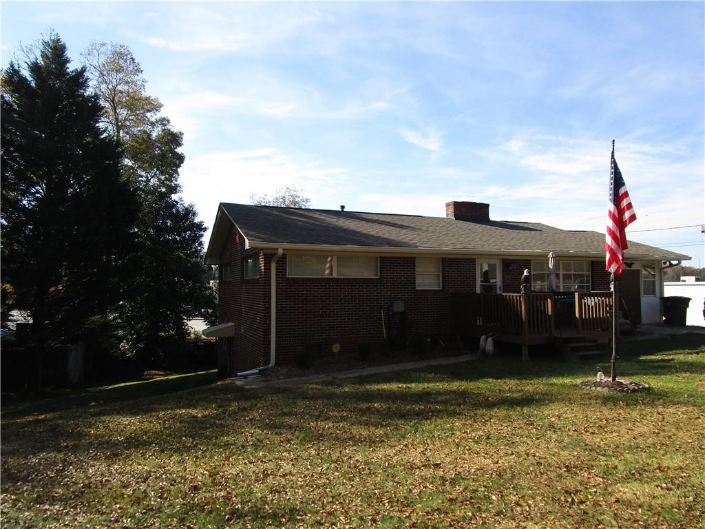 a view of a house with a yard