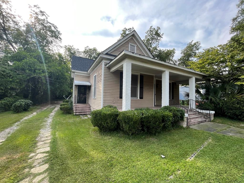 a view of a house with backyard and garden